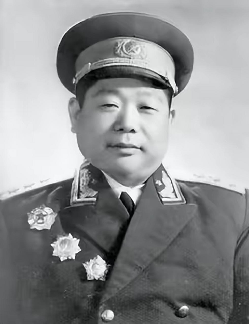 1951年，陈锡联请毛主席给炮校题词，主席忽然问，炮是火字旁还是石字旁？没人敢答