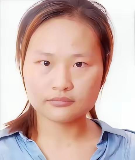 她出生起就被父母抛弃，把她送给村里的一对光棍兄弟，谁料，俩兄弟如获至宝，而让兄弟