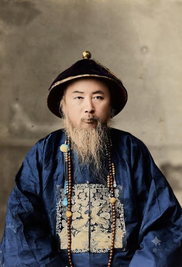 这是一张清末民初时期著名学者、藏书家梁鼎芬的朝服肖像照。
照片中，梁鼎芬头戴清代