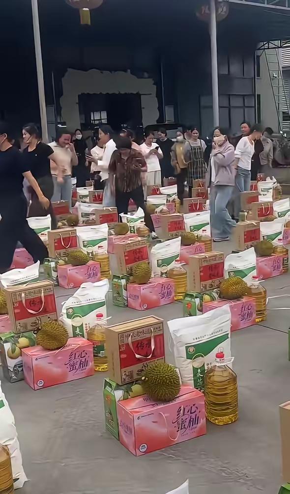 发实物不如现钞来的实惠，必经有来自五湖四海的人，实物对有家庭的人来说有实用价值对