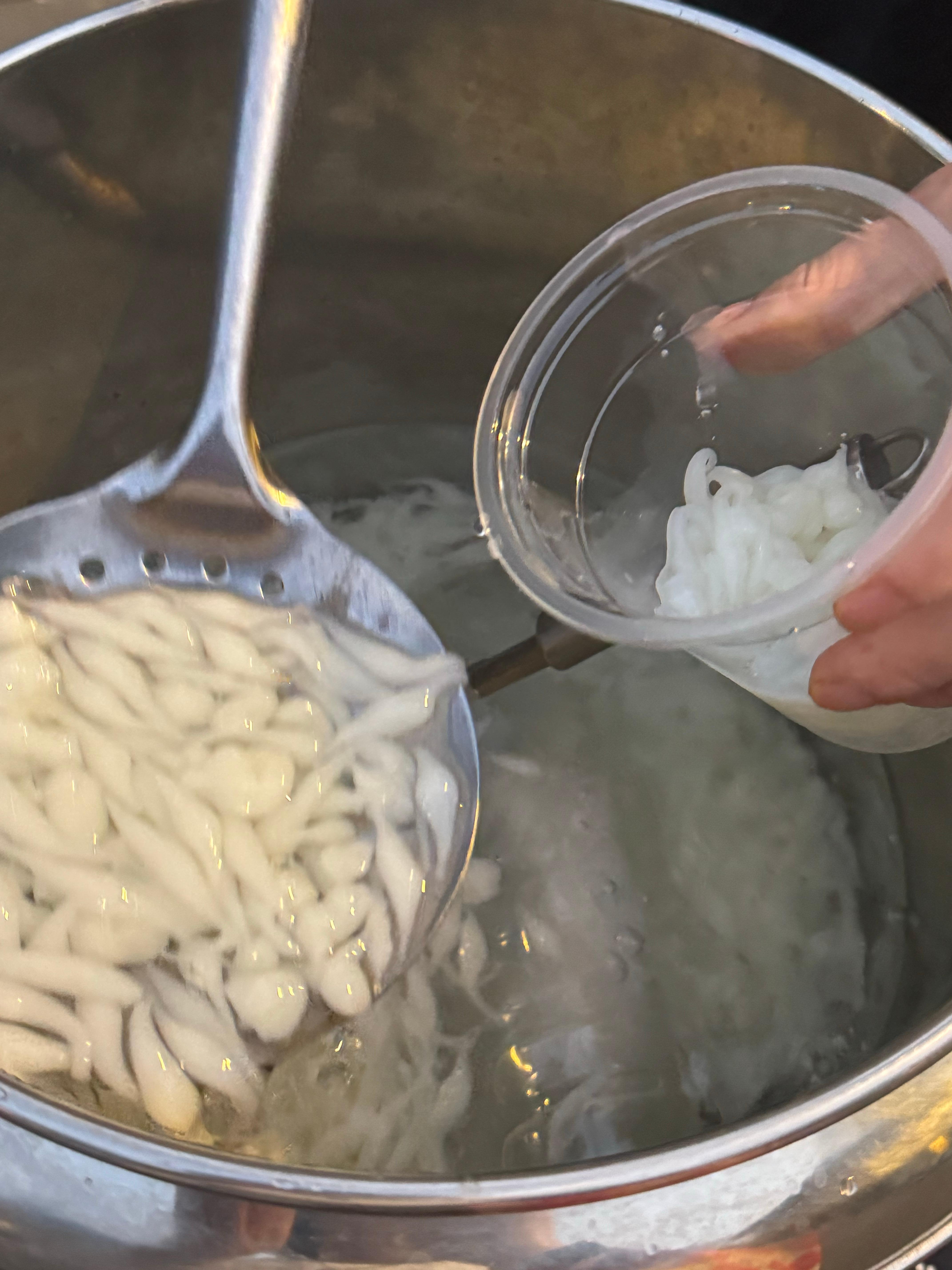 发现小区门口多了个凉虾冰粉摊摊，作为凉虾的忠实粉丝，不管哪里的凉虾都想尝一碗5元