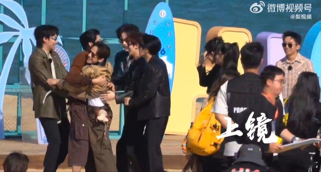 何炅挂在王鹤棣身上你好星期六你好星期六全员团建路透 谁能想到，在《你好星期六》的