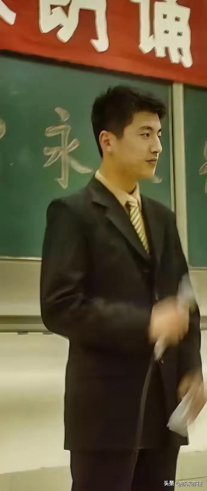 我最想要的不是豪宅名车，而是女儿能多在身边。”张雪峰曾不止一次说过，经济优渥的他