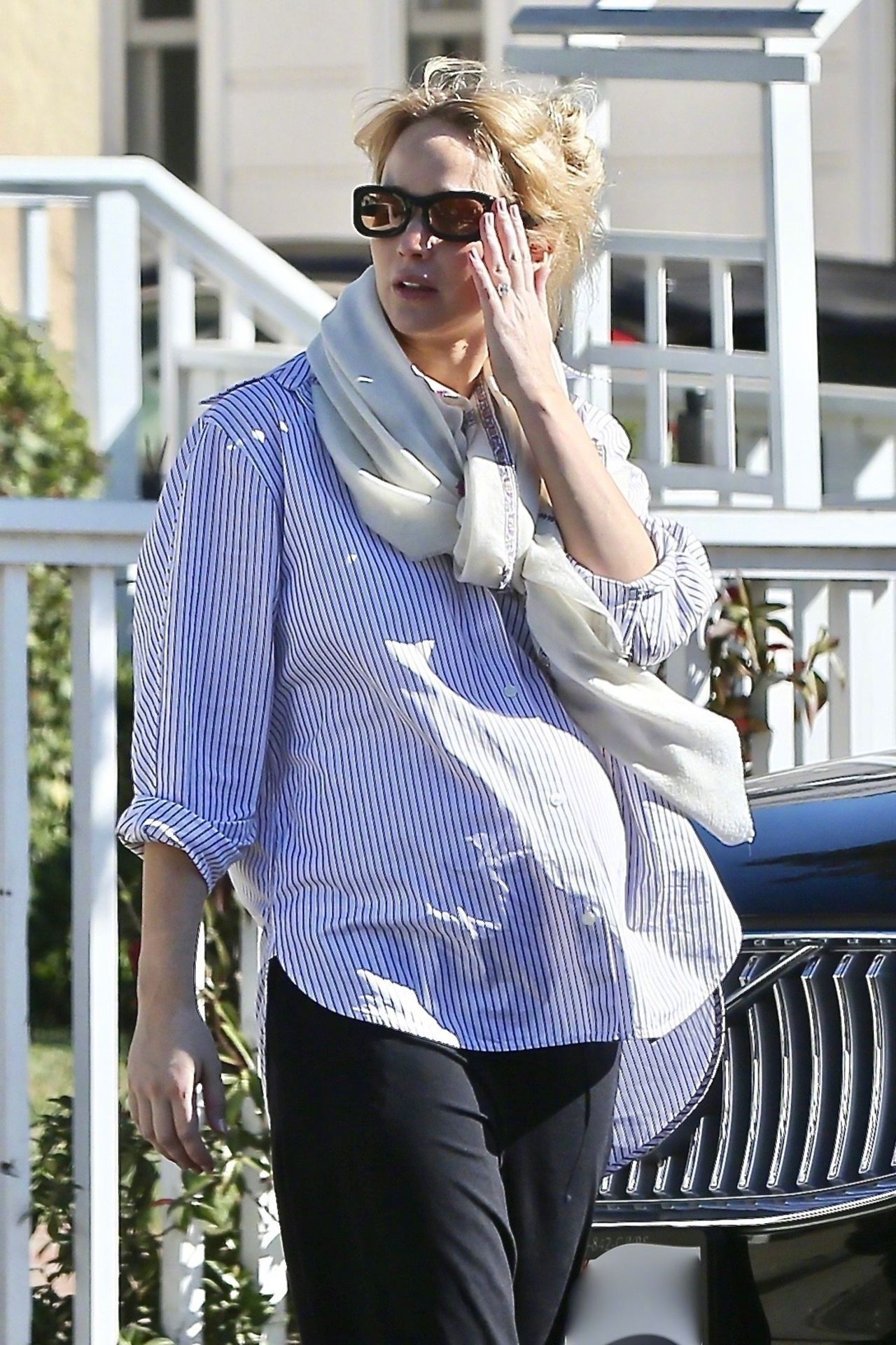 詹妮弗·劳伦斯 (Jennifer Lawrence)在洛杉矶外出的街拍，条纹衬