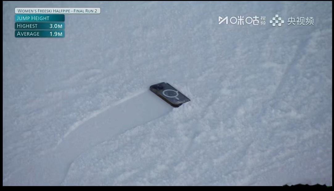 女子 U型场地决赛，新西兰选手托马斯手机从兜里飞出来的画面，被直播给全世界了。冬