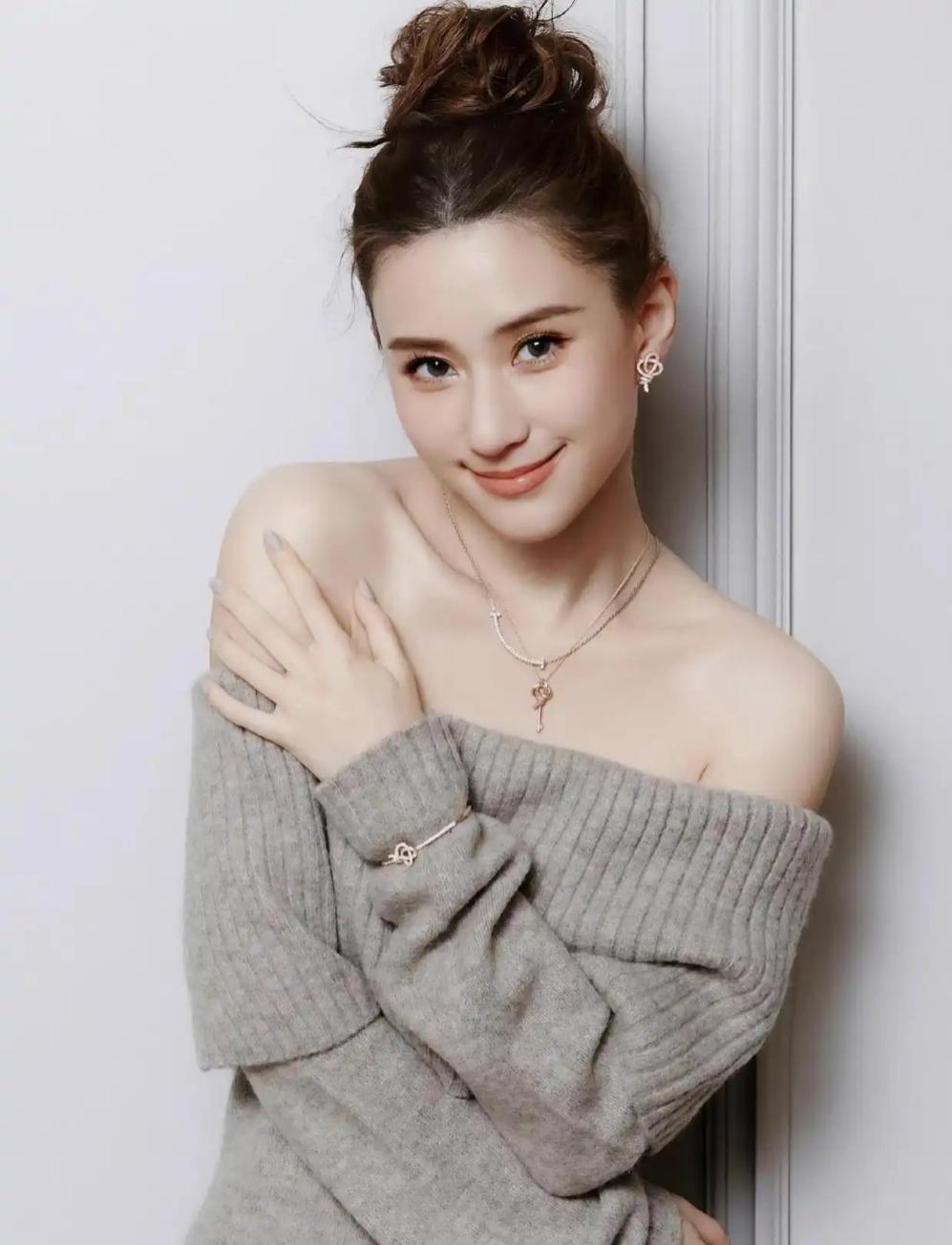 何超莲简介：
何超莲1991年出生，是何鸿燊和三太陈婉珍的女儿。她毕业于英国伦敦