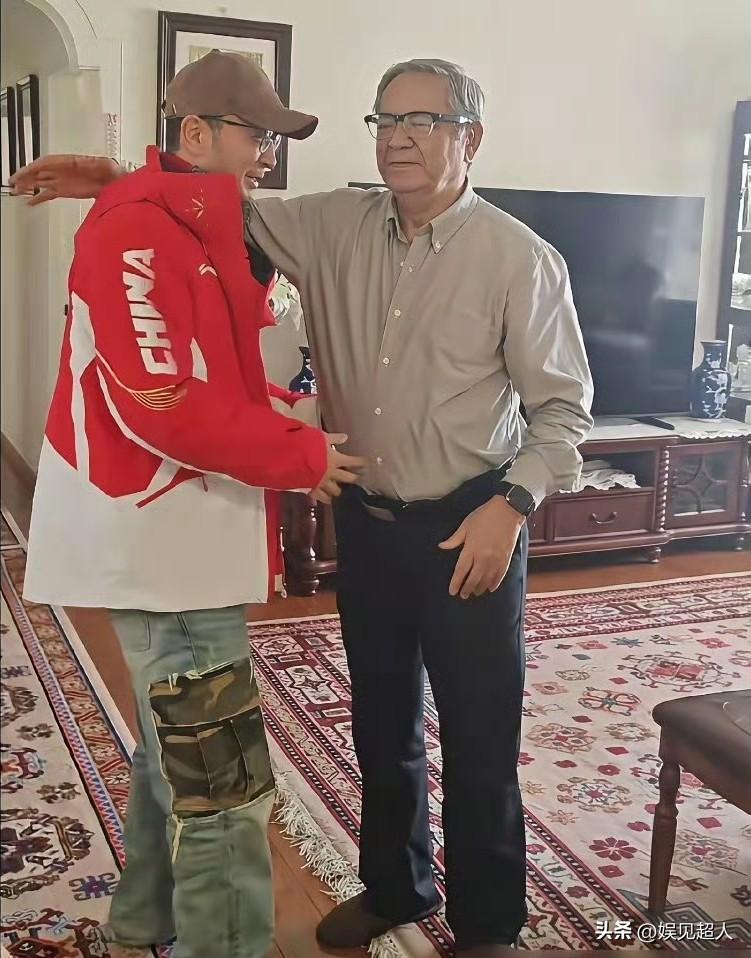 尼格买提的家庭背景，真不是一般人能比的，平时不张扬，一了解才知道有多厉害。
过年