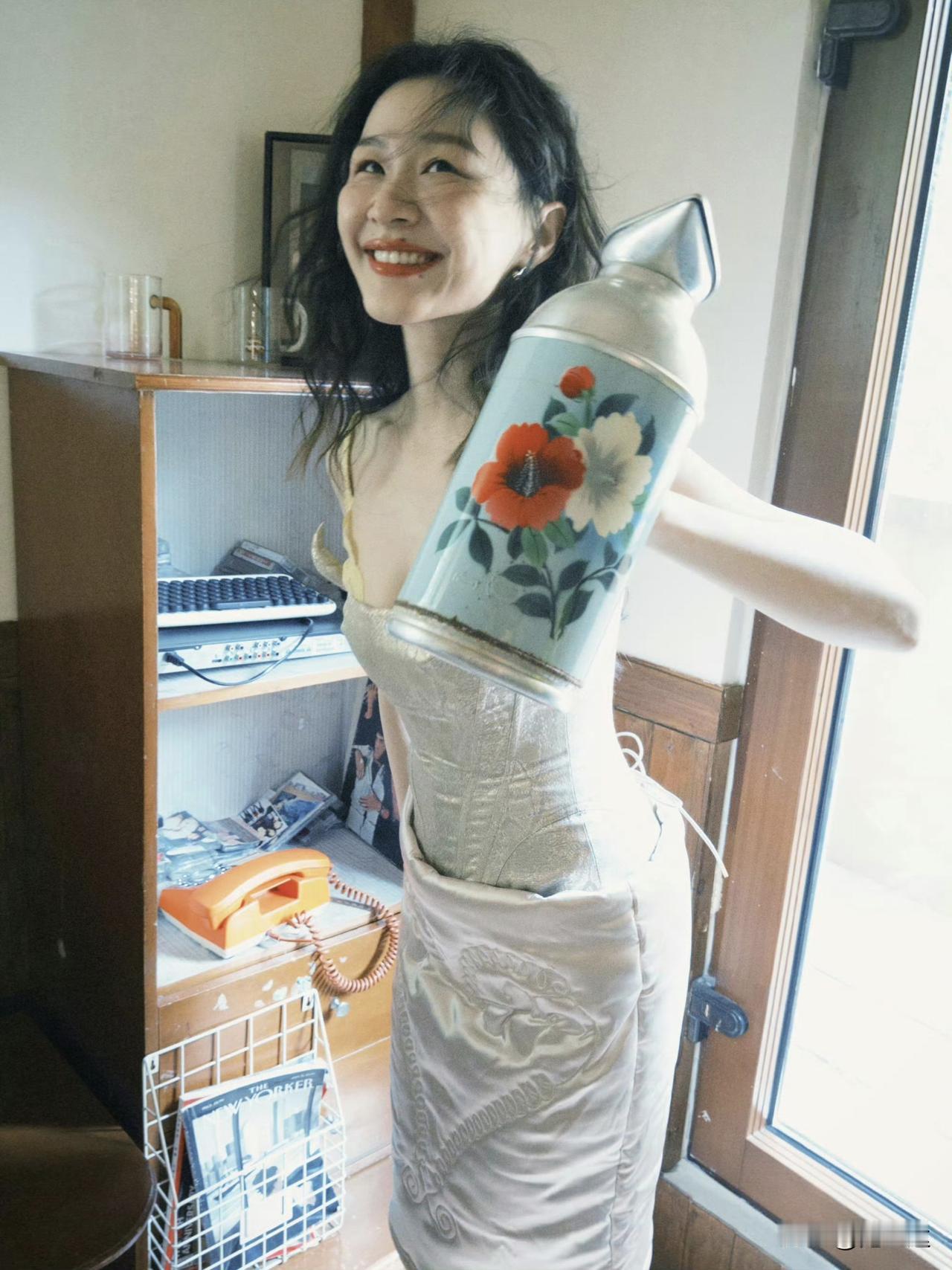 越品越心疼金靖！
被删戏+遭背后调侃，她一句玩笑话藏了多少打工人的体面啊。

这