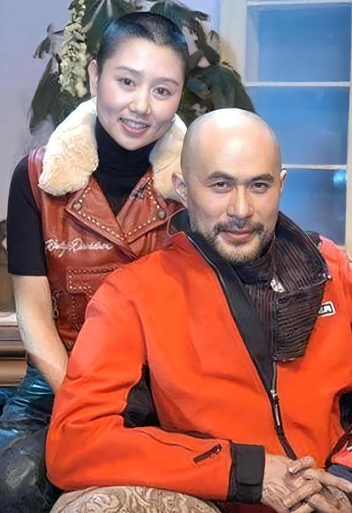 1994年，演鳌拜的徐锦江去云南拍戏，路过机场瞧见一队女兵，其中有个特漂亮。他箭