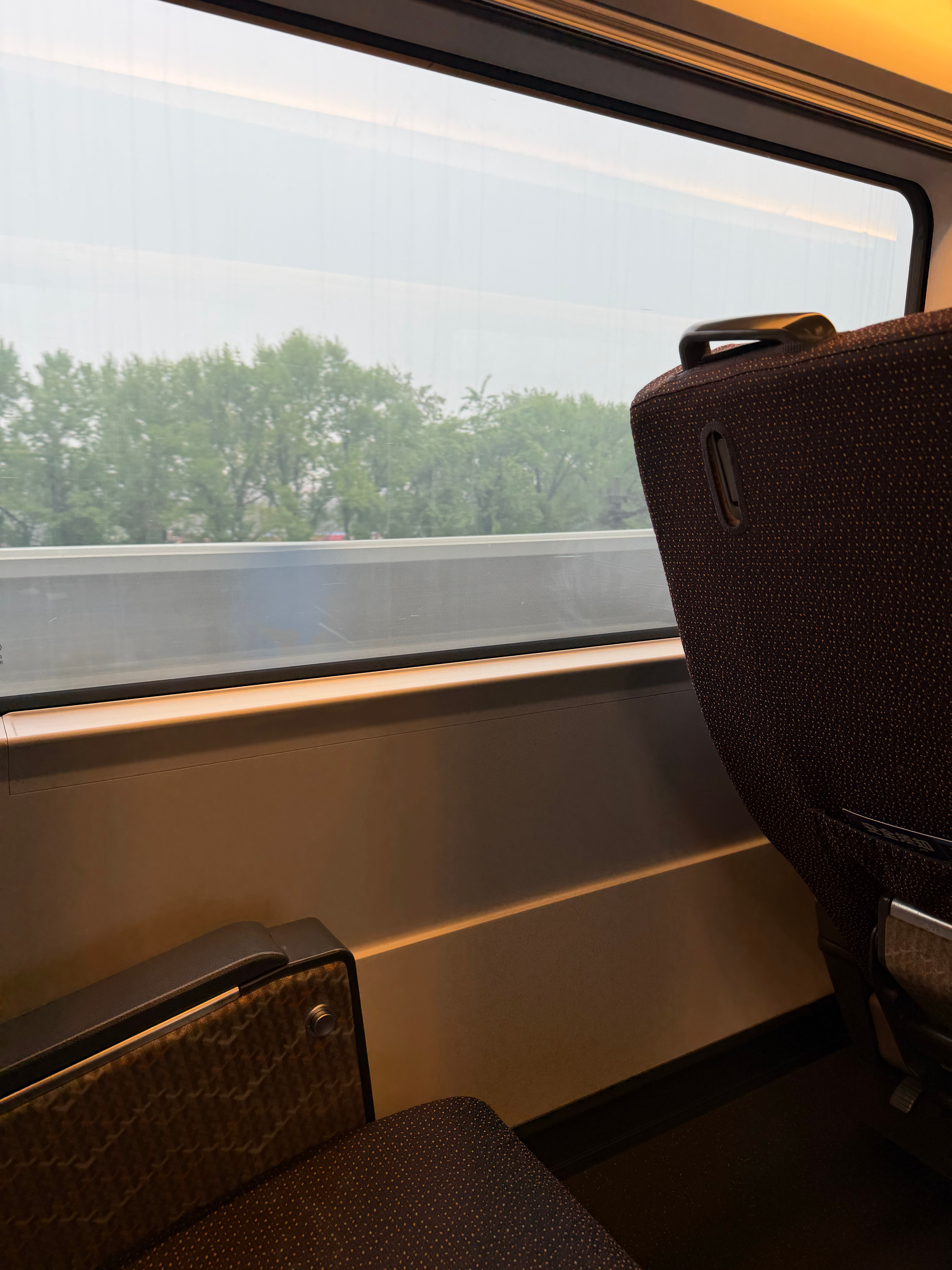 边上大哥直接升了个商务2000多坐个高铁目前还不在我能接受的范围希望早日能改变认