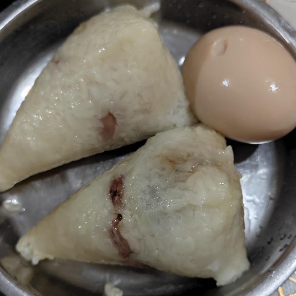 记得小时候端午节的这一天，清晨起来就闻到了扑鼻而来的粽香味儿。
那是妈妈头天晚上