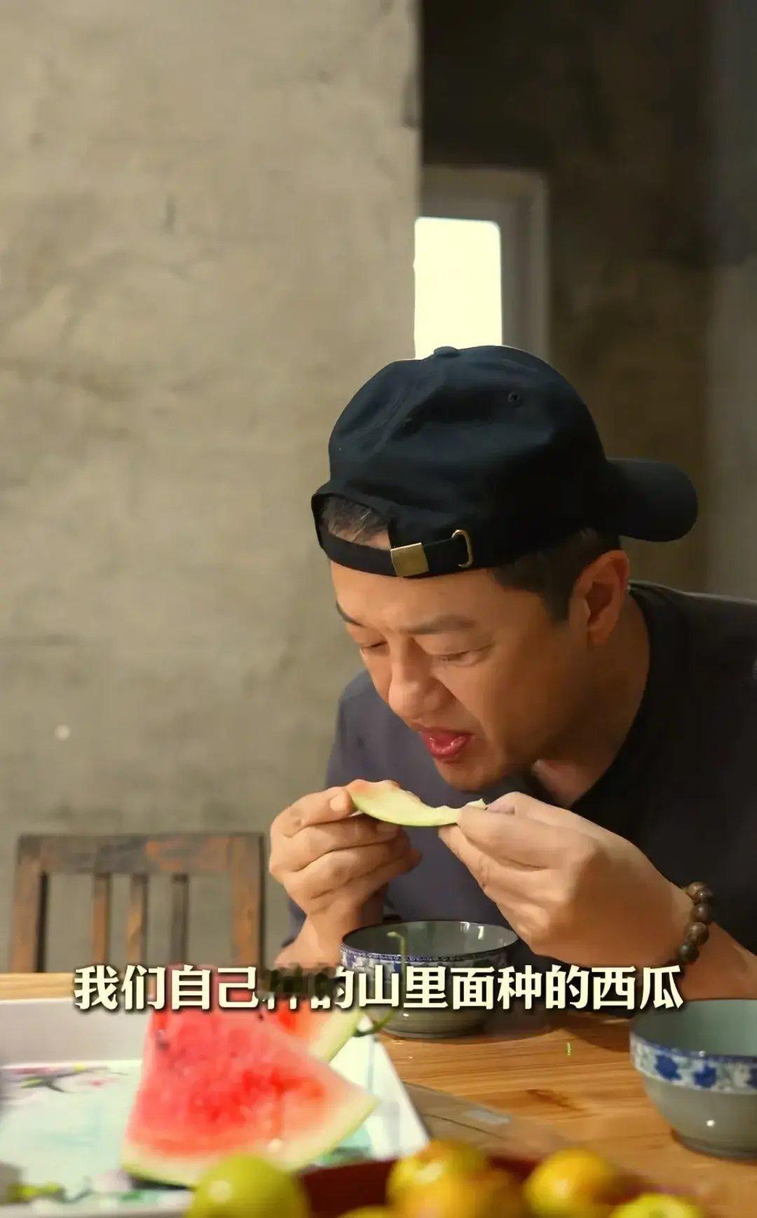 李亚鹏在毛坯房搞聚餐，亲自下厨做菜，称爱上山村生活，乐不思蜀！网友：这是找对赛道