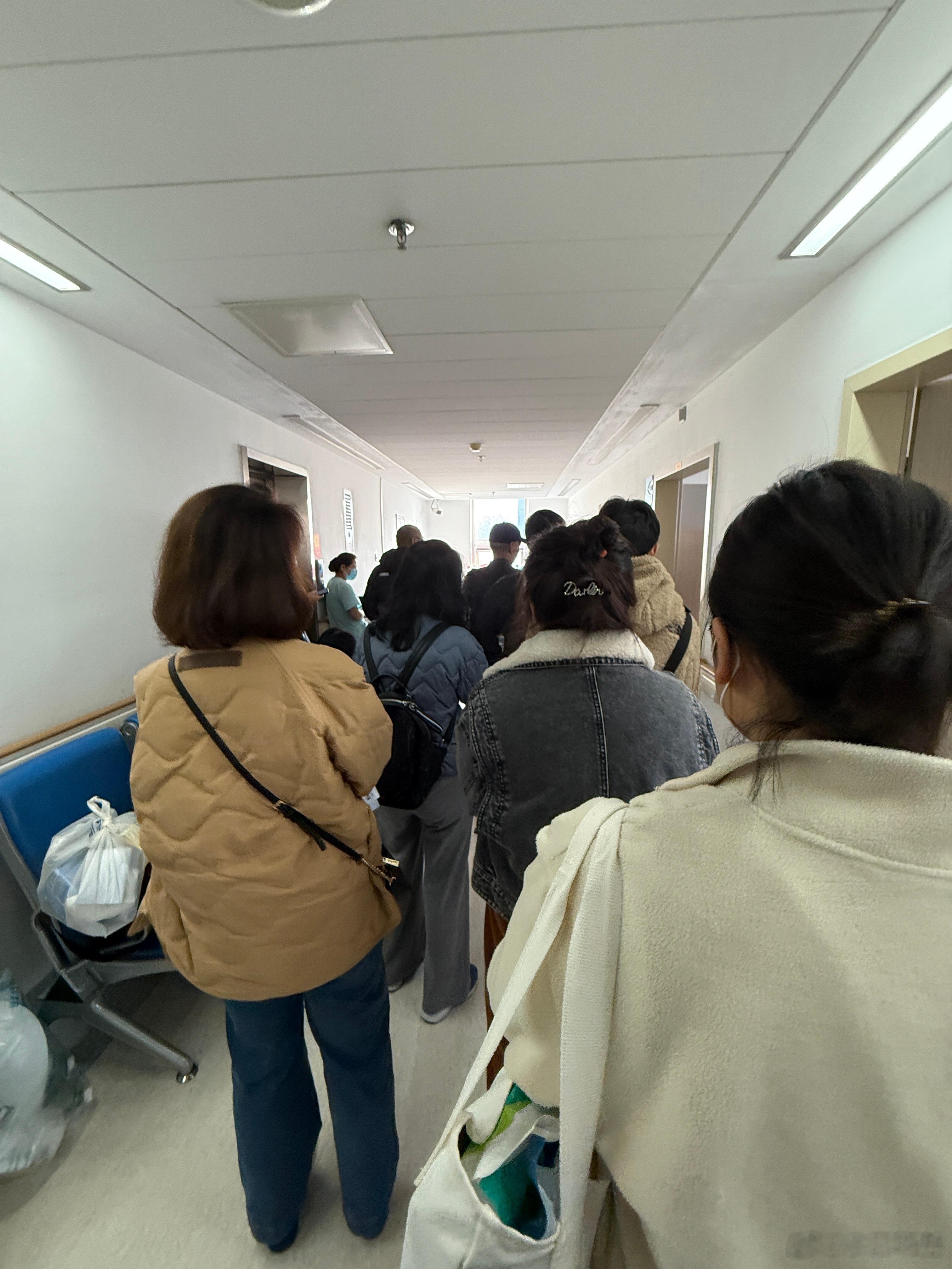排队分病床家属也不让陪护只能一个人这太特么孤独了一直感觉时间过得很快今天却非常慢