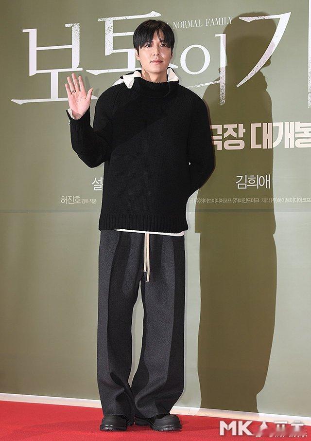 #李敏镐37岁的状态#来看李敏镐37岁状态，黑色毛衣造型休闲帅气，你觉得他这个状