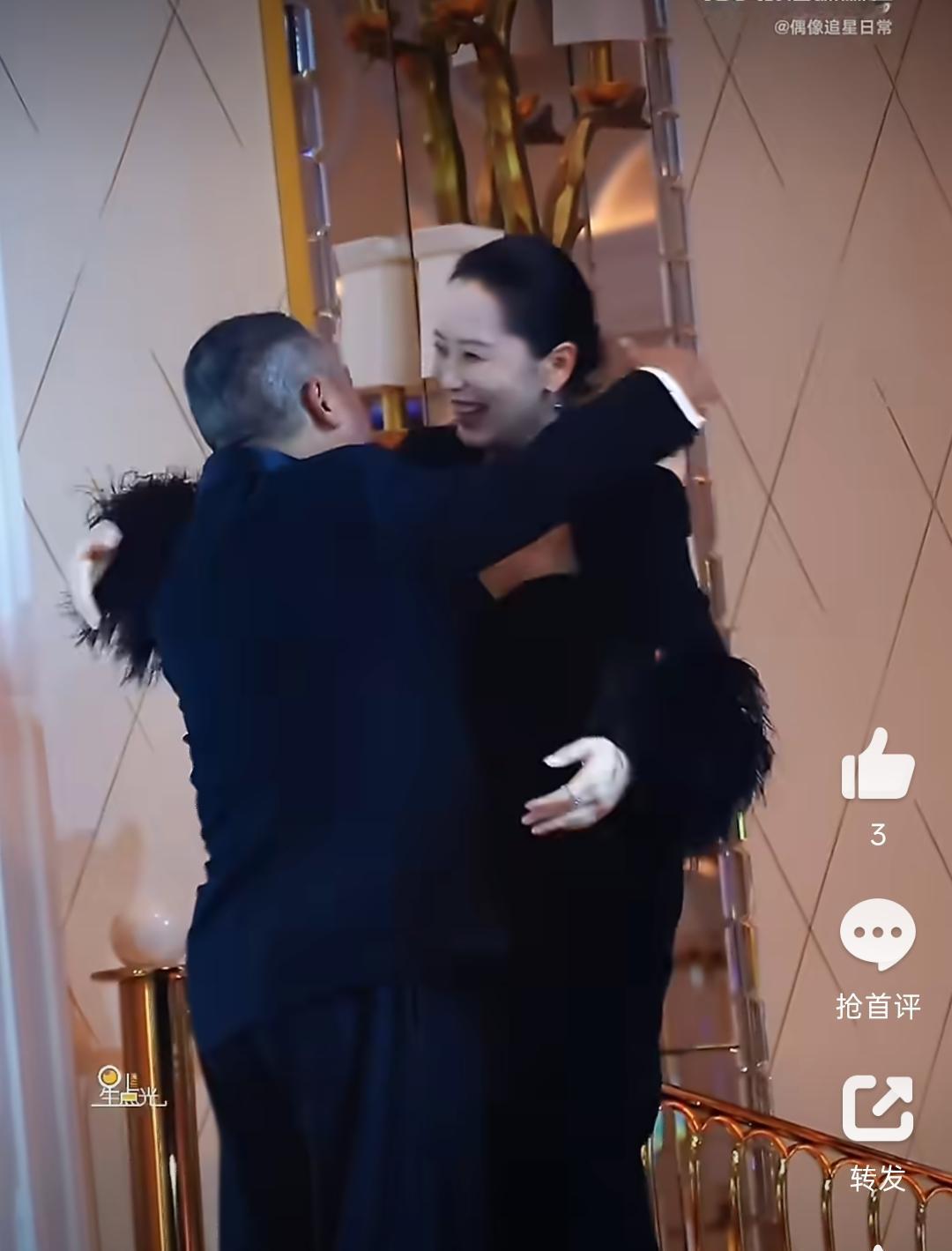 虽然知道这只是普通的寒暄，但是看到他拥抱完又用手摸海清的脸蛋，还是感觉很恶心！