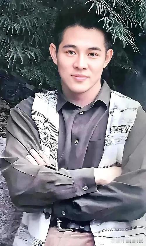 李连杰名气这么大，办慈善基金会不用自己名字；

比尔盖茨主要用的是自己钱，所以基