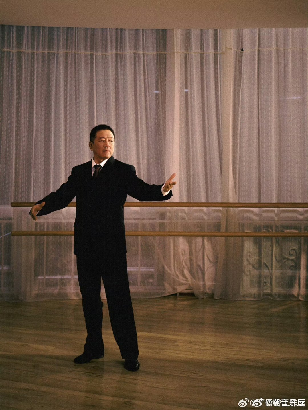 但愿人长久主演阵容 新鲜网传阵容！《但愿人长久》由张晚意、沈月主演，萨日娜、丁勇