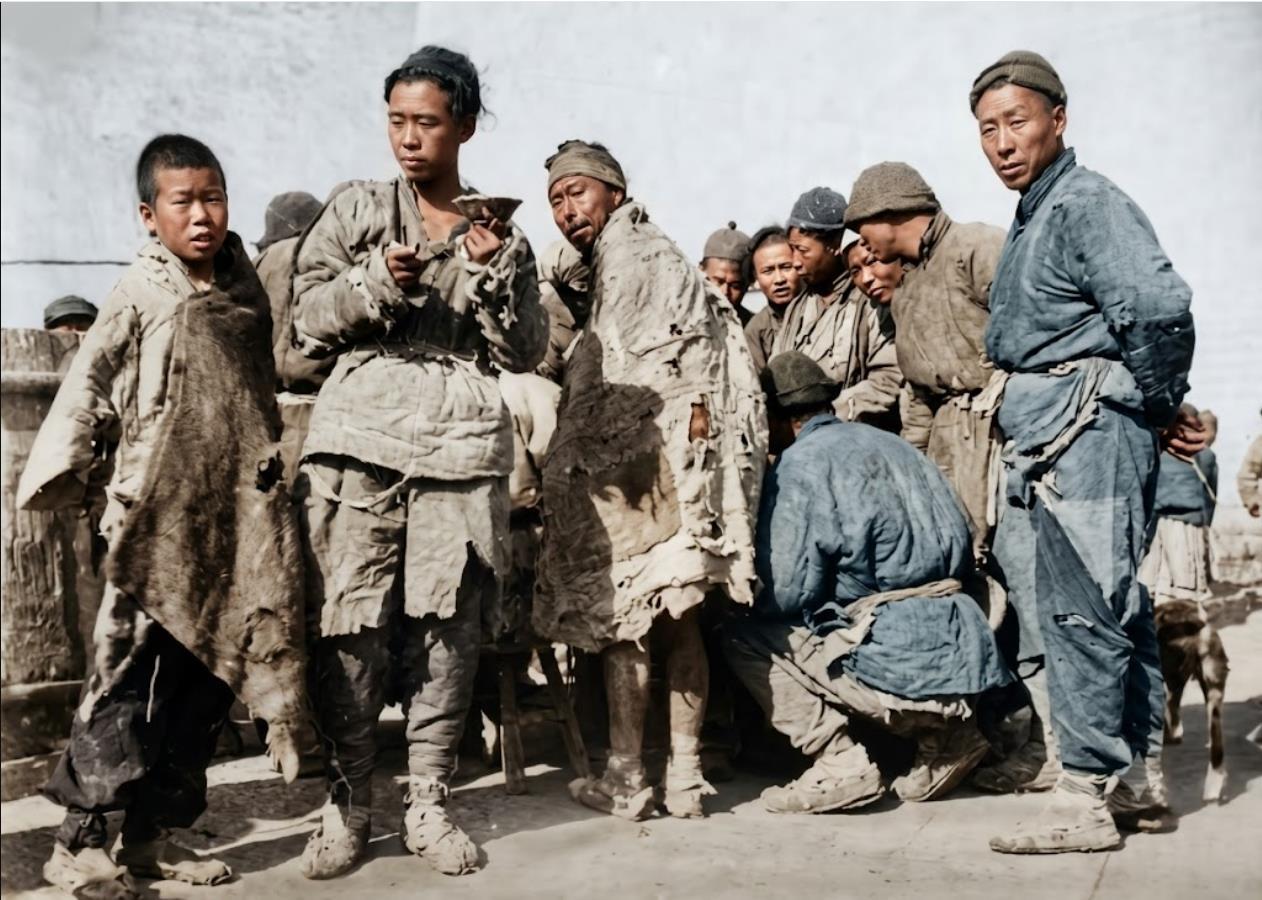 晚清，一群在冬天里瑟缩的流民与乞丐。
衣不蔽体，鞋露脚趾，破棉絮像花瓣一样挂在身
