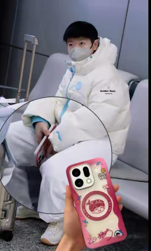 好可爱啊！
​孙颖莎手机壳竟然是她自己，
​网友说：估计oppo手机壳加工厂又要