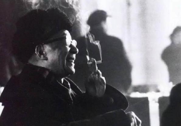 1939年的重庆，有一个人穷到连烟都快抽不起了。他的邻居是老舍，他的名字叫张恨水