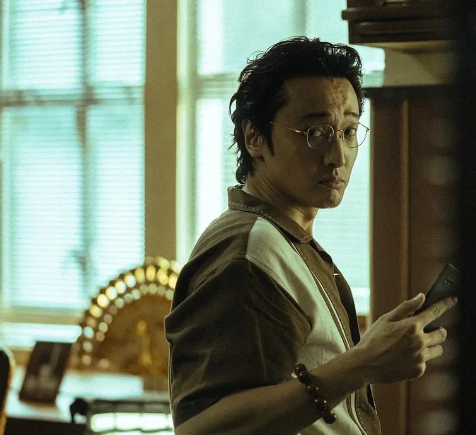 8月08日，王传君在申奥《孤注一掷》中的一幕。他在影片中饰演陆经理，一手操办诈骗