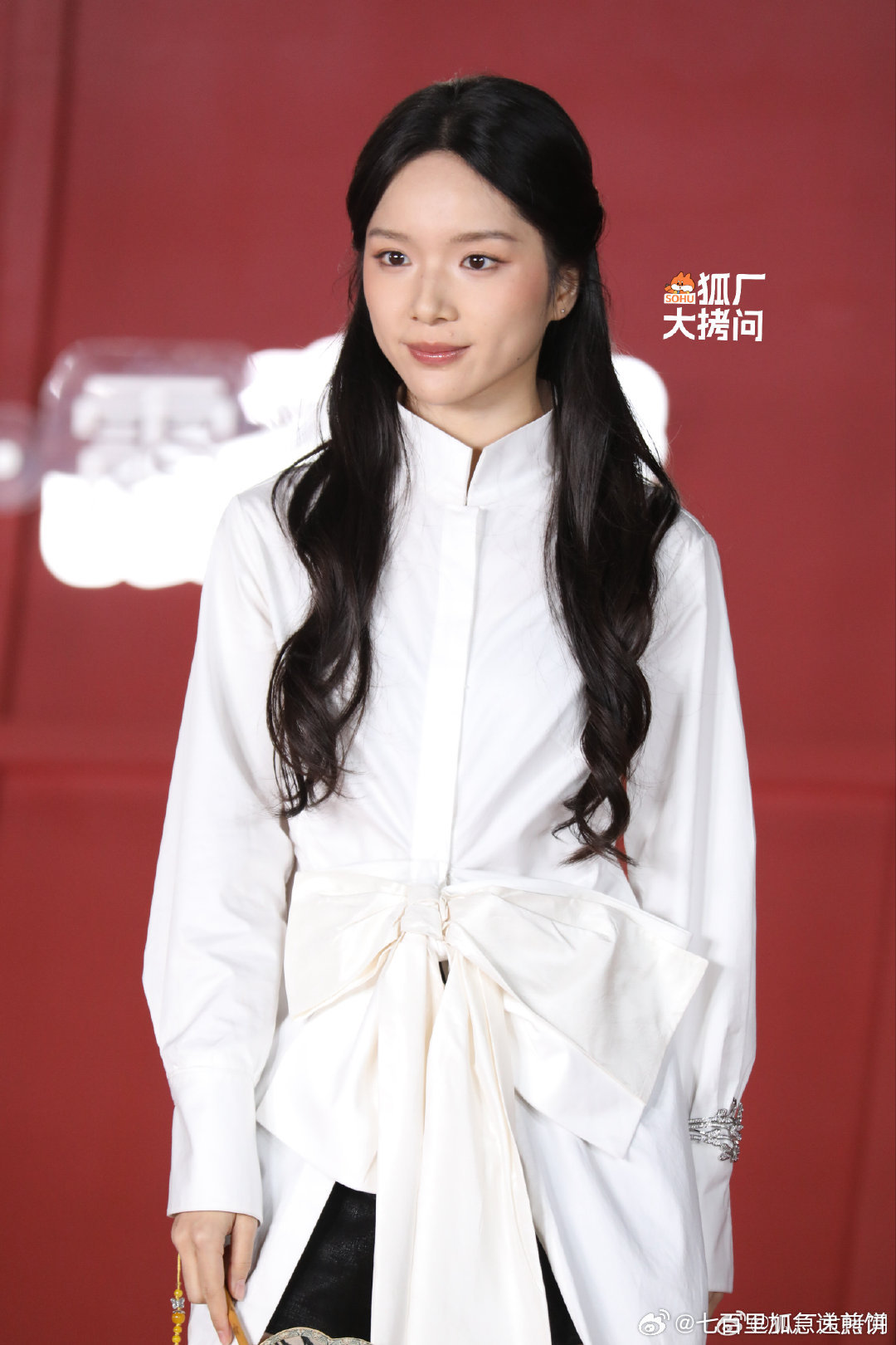 李思潼 芭莎盛典红毯 今天造型，首个时尚活动，比较素雅 ​​​