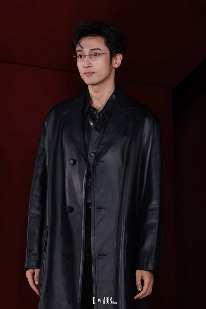 王传君去趟披哥瘦成这样了 一个演员愿意跳出舒适区来唱跳，还练到瘦这么多，这份勇气