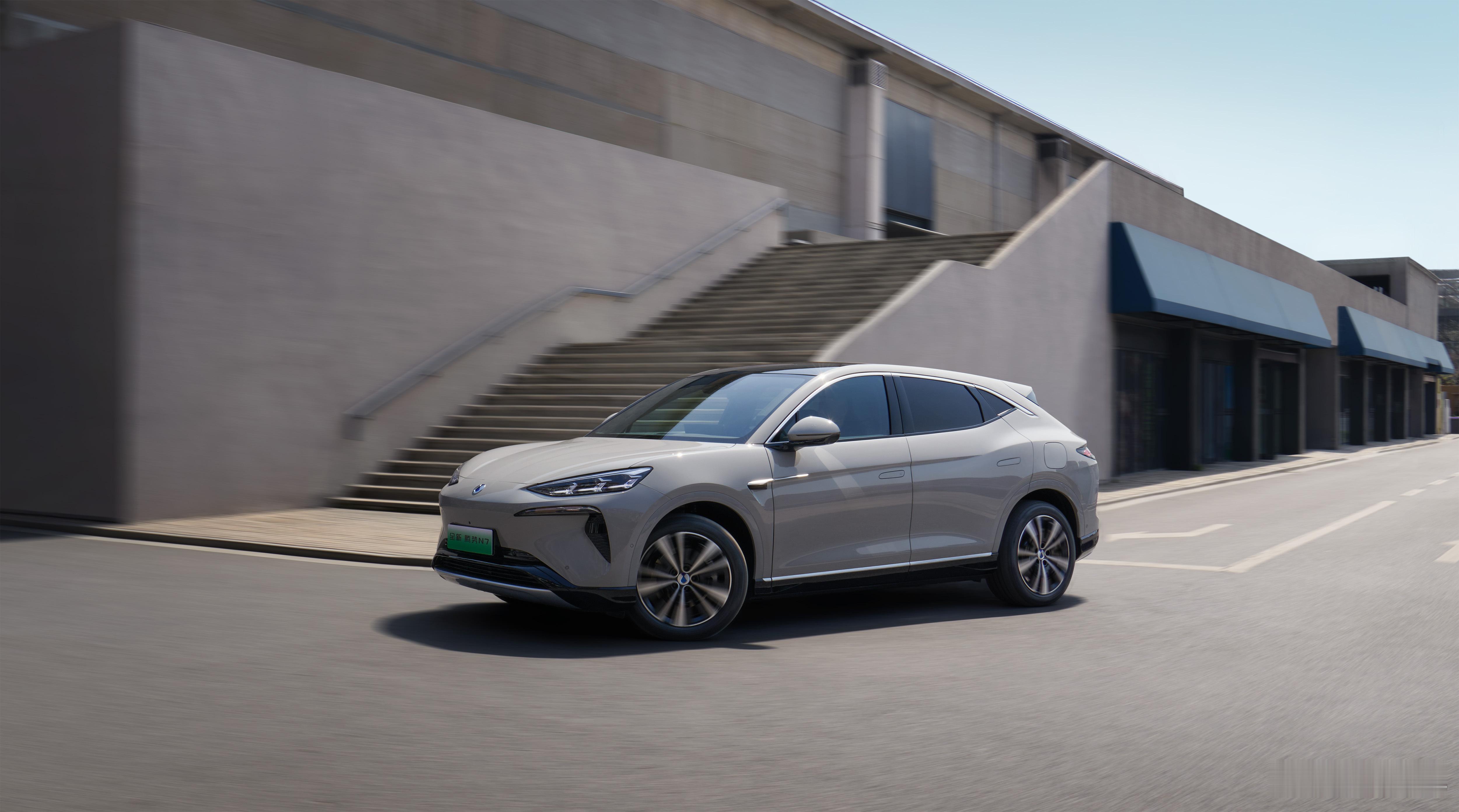 #30万级家庭首选超舒适SUV# 首款基于璇玑架构打造的车型——全新腾势N7来了