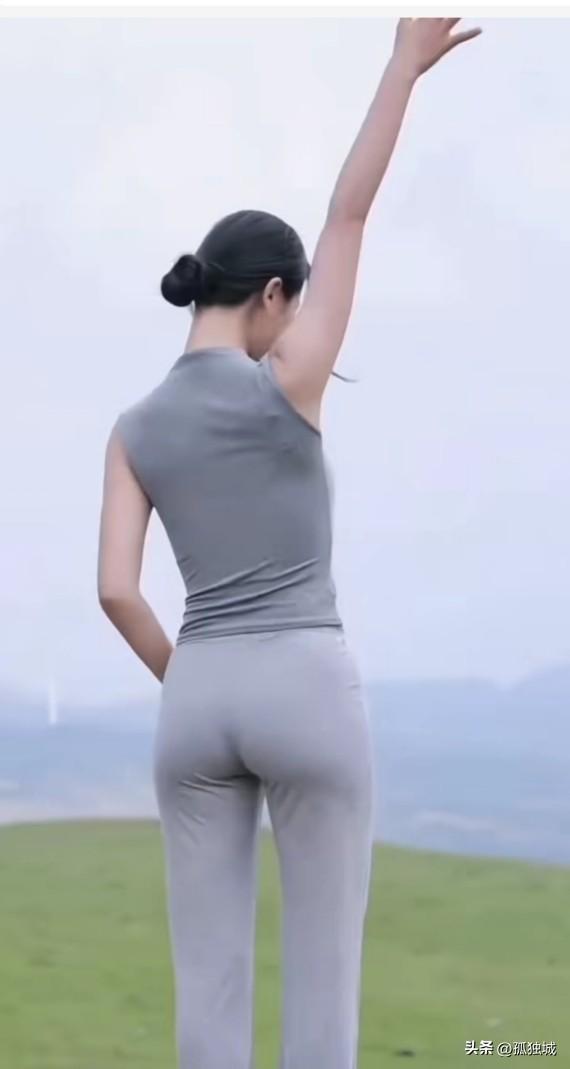 这种裤子看习惯了其实蛮好看的是不是，这在我们以前不就是线裤秋裤吗？贴身穿上后外面