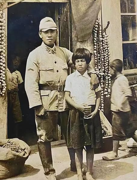 1945年，一13岁男孩因精通日语，被日军相中，当上日军翻译官。日本投降后，他却