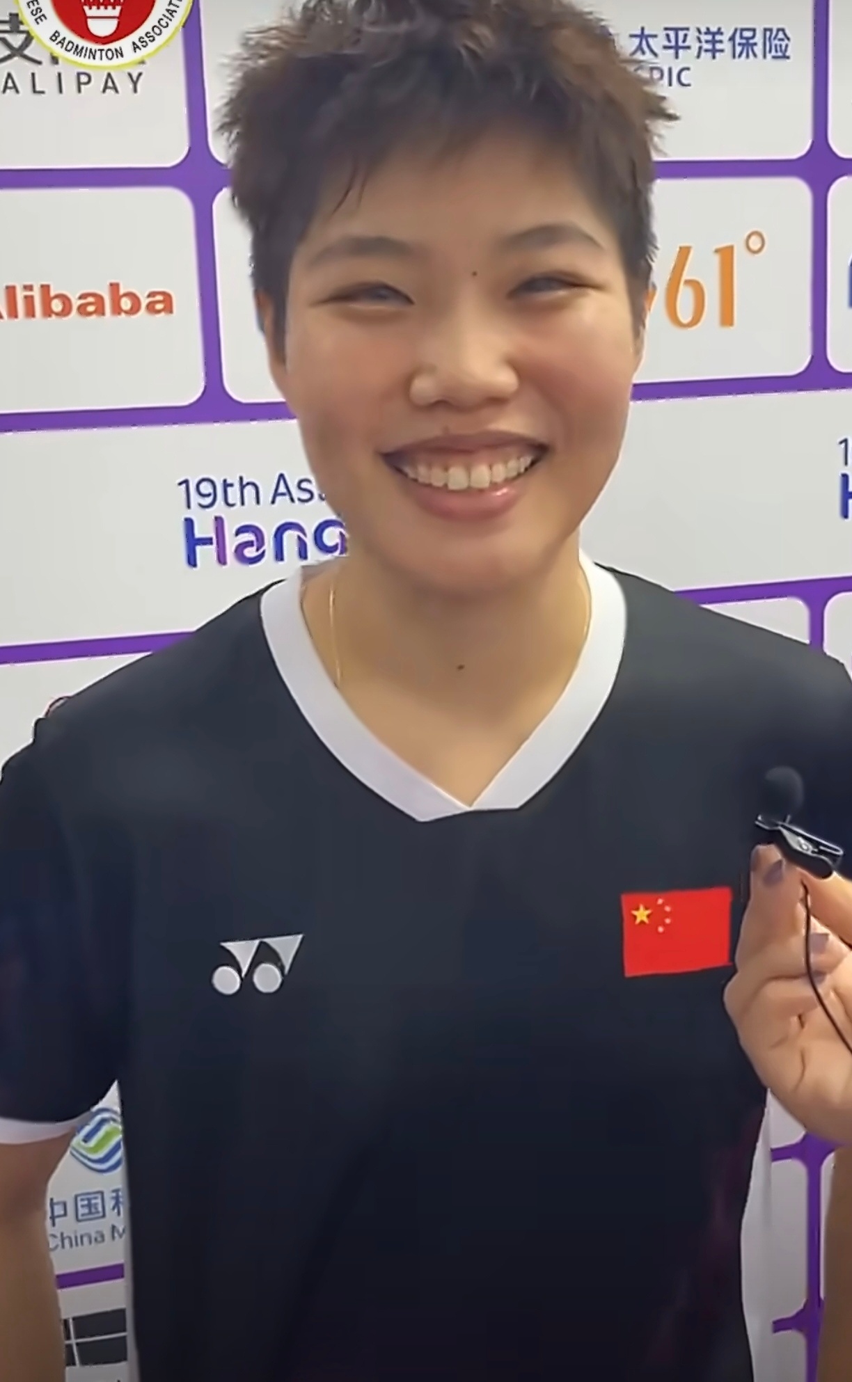 眉间有颗痣的是我老婆，笑起来眼睛弯弯的是我老婆，眉毛长得特别好的是我老婆