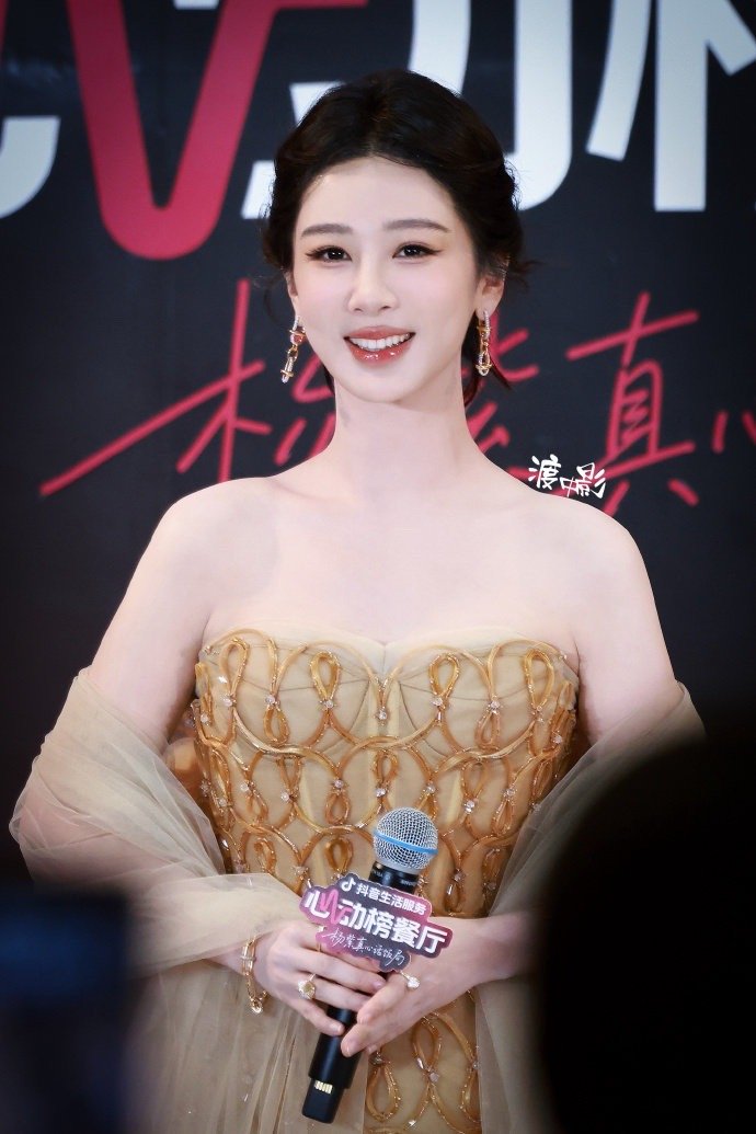 杨紫玉兰花开君再来 💜杨紫董竹君 你就像一缕月光撒在了我的心上，映亮了夏夜，送