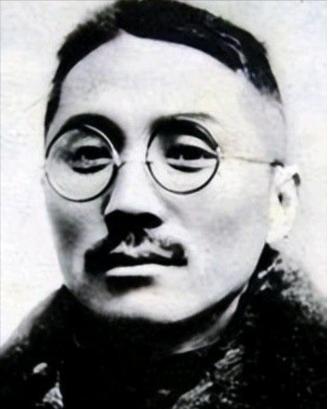 [浮云]1934年，美女间谍把王亚樵勾引到了床上。岂料就在宽衣解带之时，她竟举起