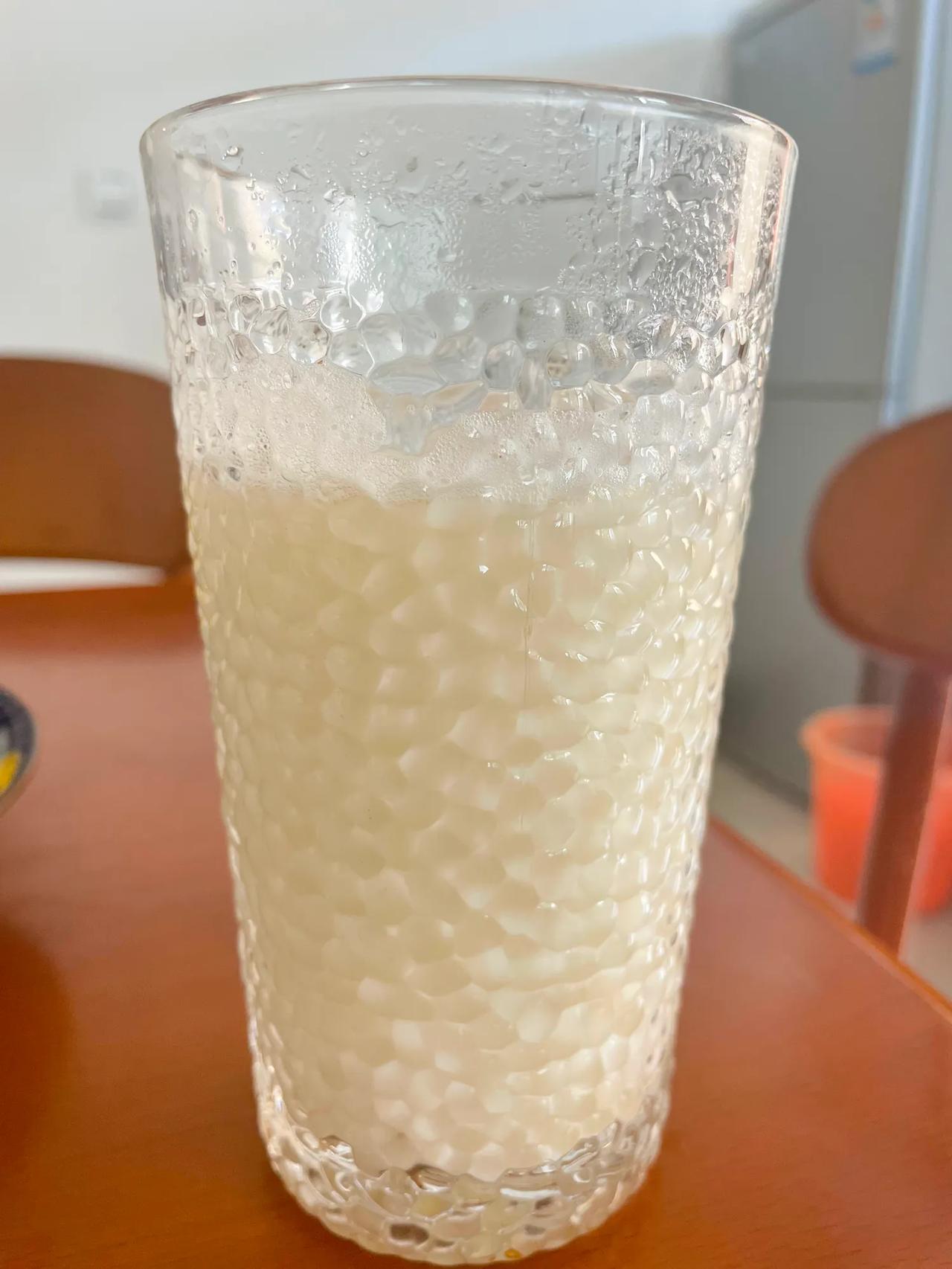 #秋日生活打卡季#
#一人每日吃什么# 
豆浆、豆渣、沙糖桔、干巴菌炒苞谷饭、洞