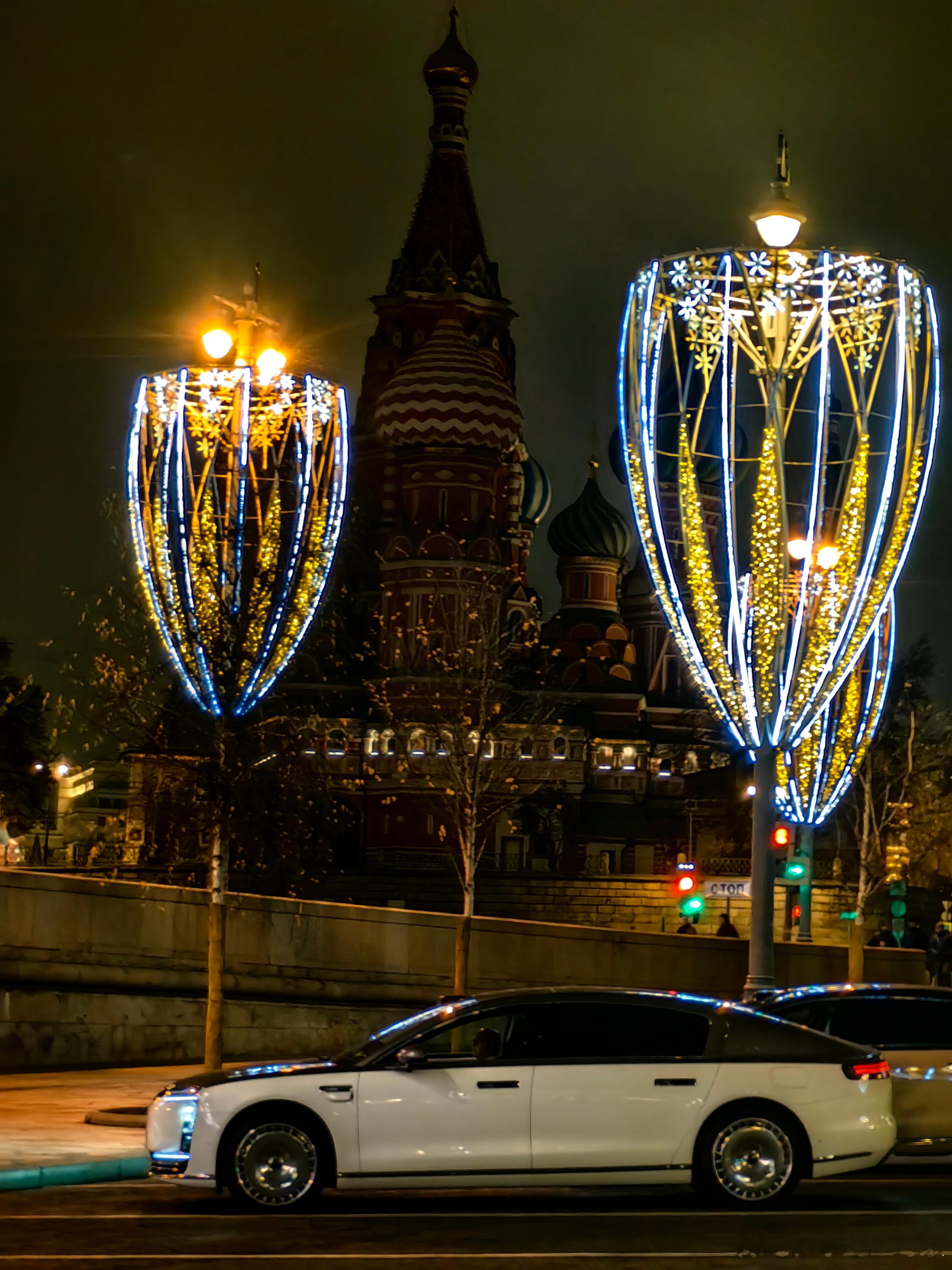 跟各位粉丝汇报一下情况，已成功到达莫斯科，尊界S800停在红场，有种莫名的搭配，