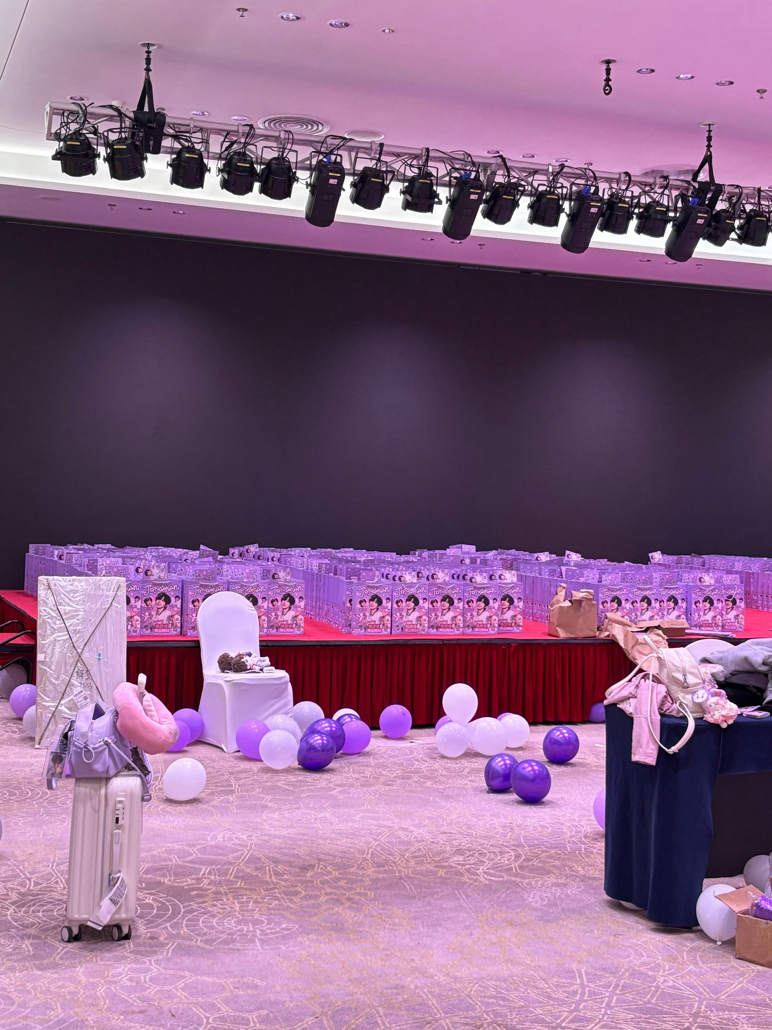 陈奕恒新音包店和户外应援TF家族彩排照