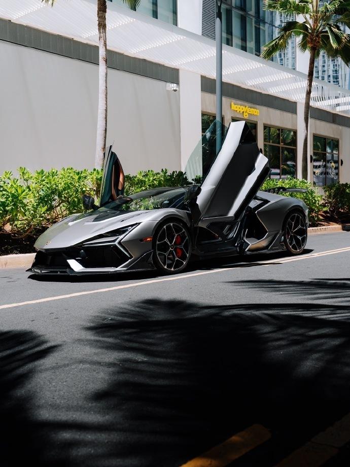 一辆兰博基尼 Revuelto，全身被 pureppf 钨钢磨砂漆所包裹。它还装