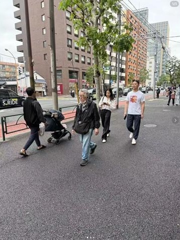 日本偶遇刘强东穿猪猪侠逛街在东京街头偶遇大佬套着猪猪侠人偶服闲逛，墨镜都遮不住憨