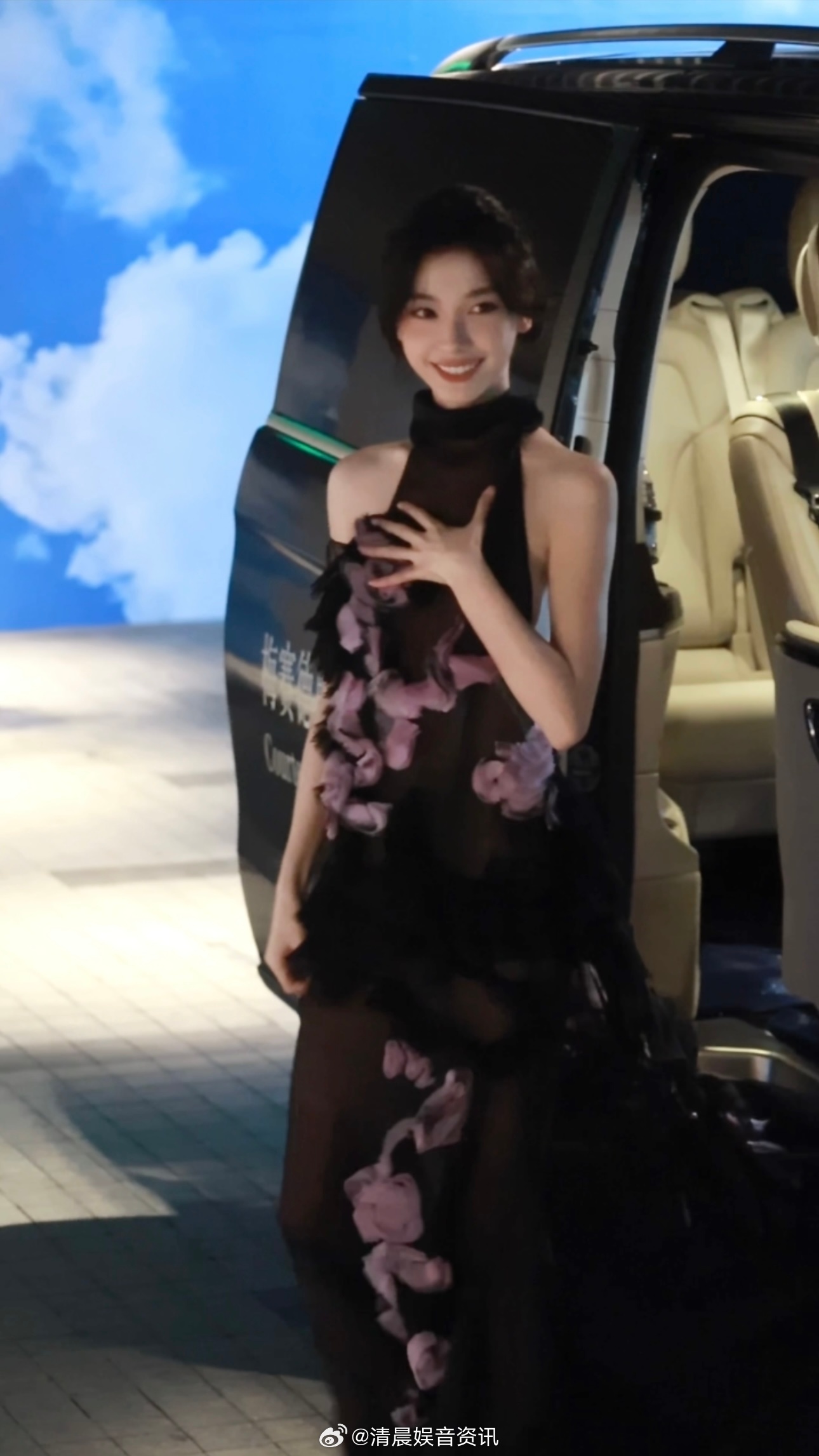 #易梦玲走秀# 看了易梦玲的走秀，我觉得自己的审美都被刷新了！她简直就是美的代名