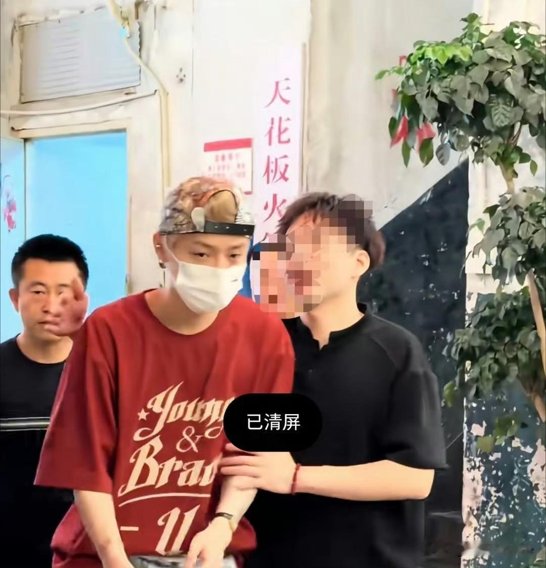 7月2日，鹿晗用餐遭店家围堵拍照！
这个店家做人做事都太不厚道了！鹿晗一到店就发
