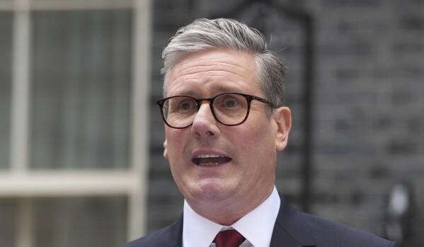 昨晚圈内小聚，那位做了十年国际时政分析的老学长抿了口冰啤酒，皱着眉聊起最近这档子