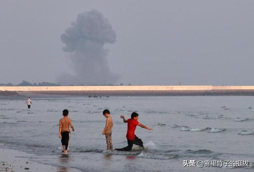阿联酋宣称伊朗导弹击中霍尔木兹海峡油轮，致一名船员死亡。
7 月 14 日（路透