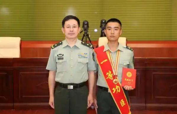 你见过活着的一等功臣吗？他就是从5米陡崖一跃而下，仅用2分钟从死神手里抢回4条命