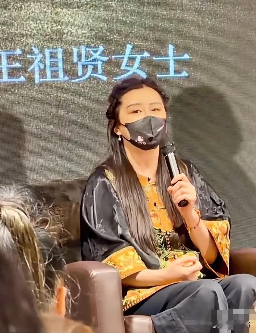 王祖贤硅谷演讲的照片一出来，
好些人又揪着她的脸说事。

她58岁了，脸上有岁月