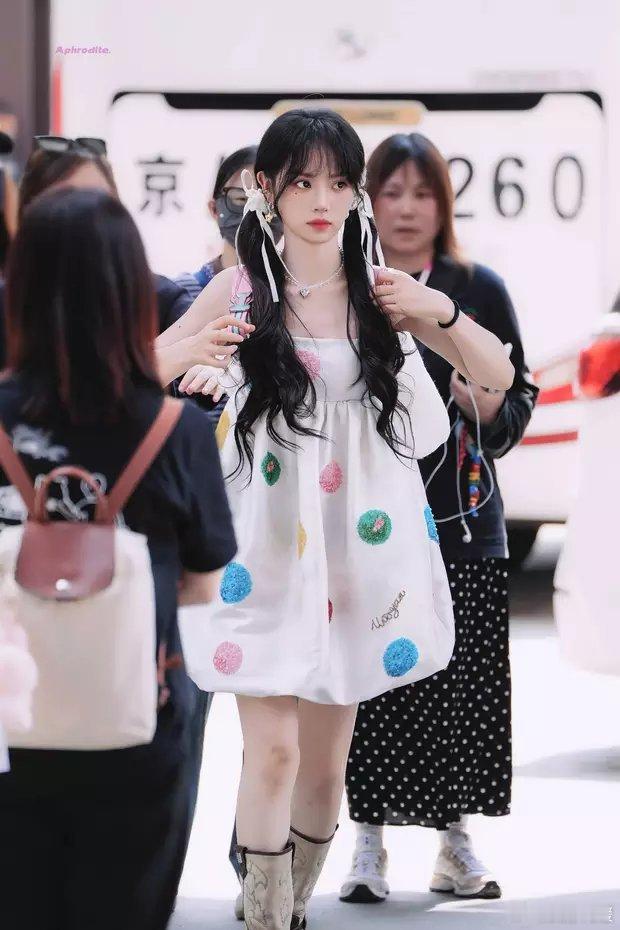 田曦薇身穿白色连衣裙出席活动，头扎双马尾非常甜美可爱。 ​​​
