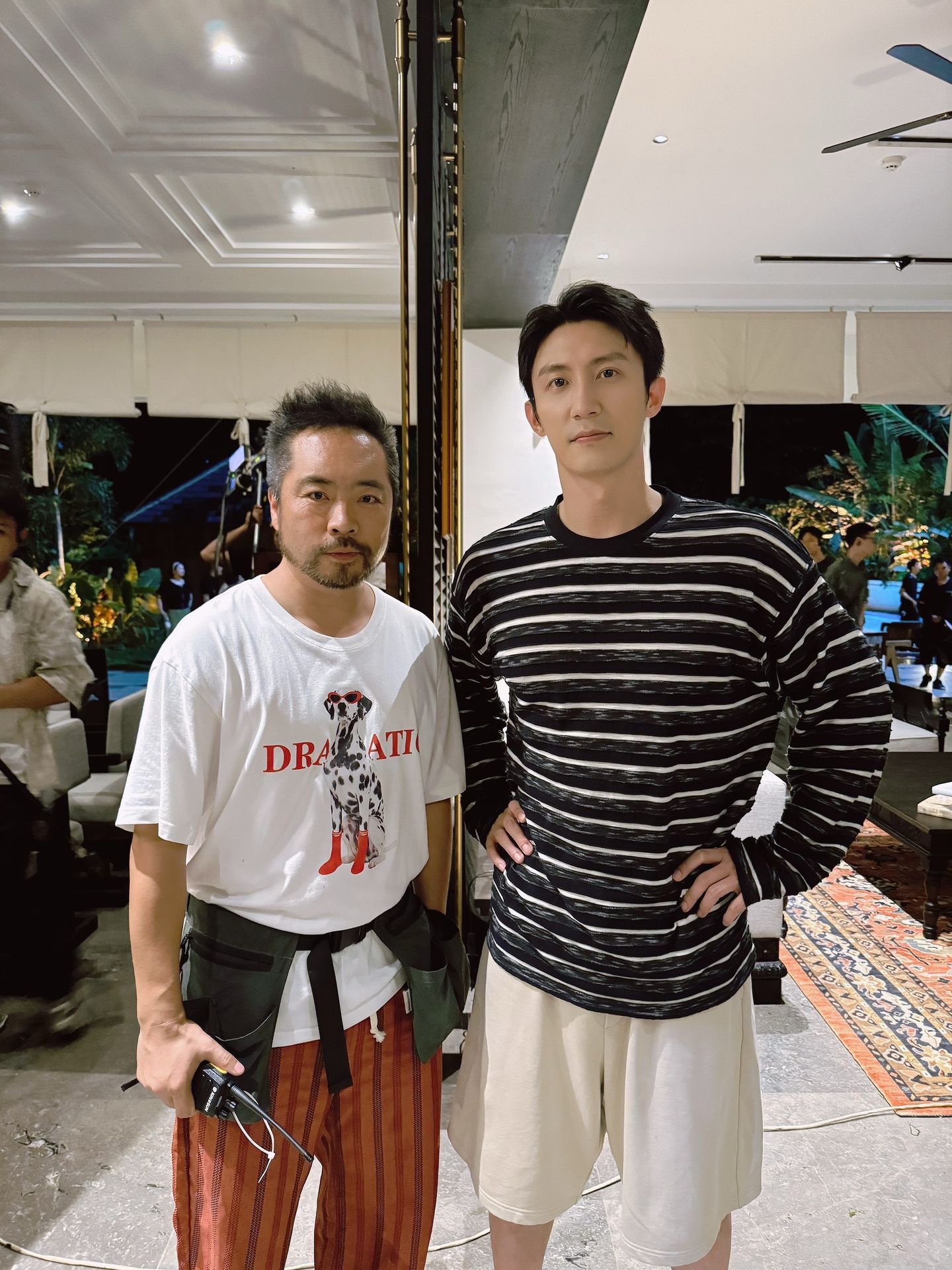 黄景瑜黄景瑜的小狗也要饭撒黄景瑜明川有知夏 又到了捞剧组合影的时候