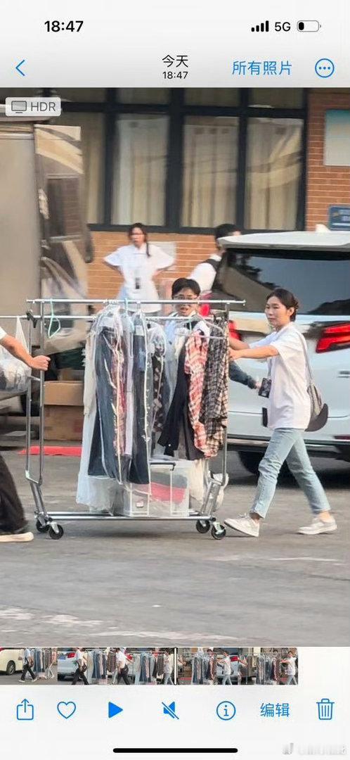 请问是单单这套衣服的问题吗？短发也可以做的很好看请立刻停止拍摄调整服化道，粉丝上