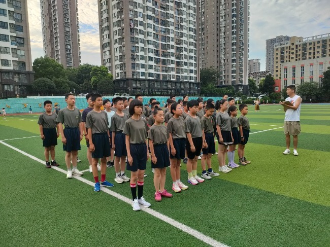 【热火朝天！#退役军人组队带小区孩子晨跑#】#当兵式带娃有多硬核# 在合肥大溪地