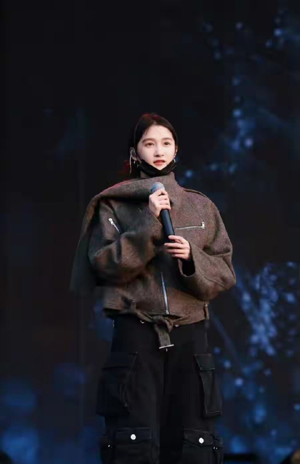 关晓彤浙江卫视跨年晚会舞台彩排图，灰色夹克配黑色工装裤 看起来非常潮酷 