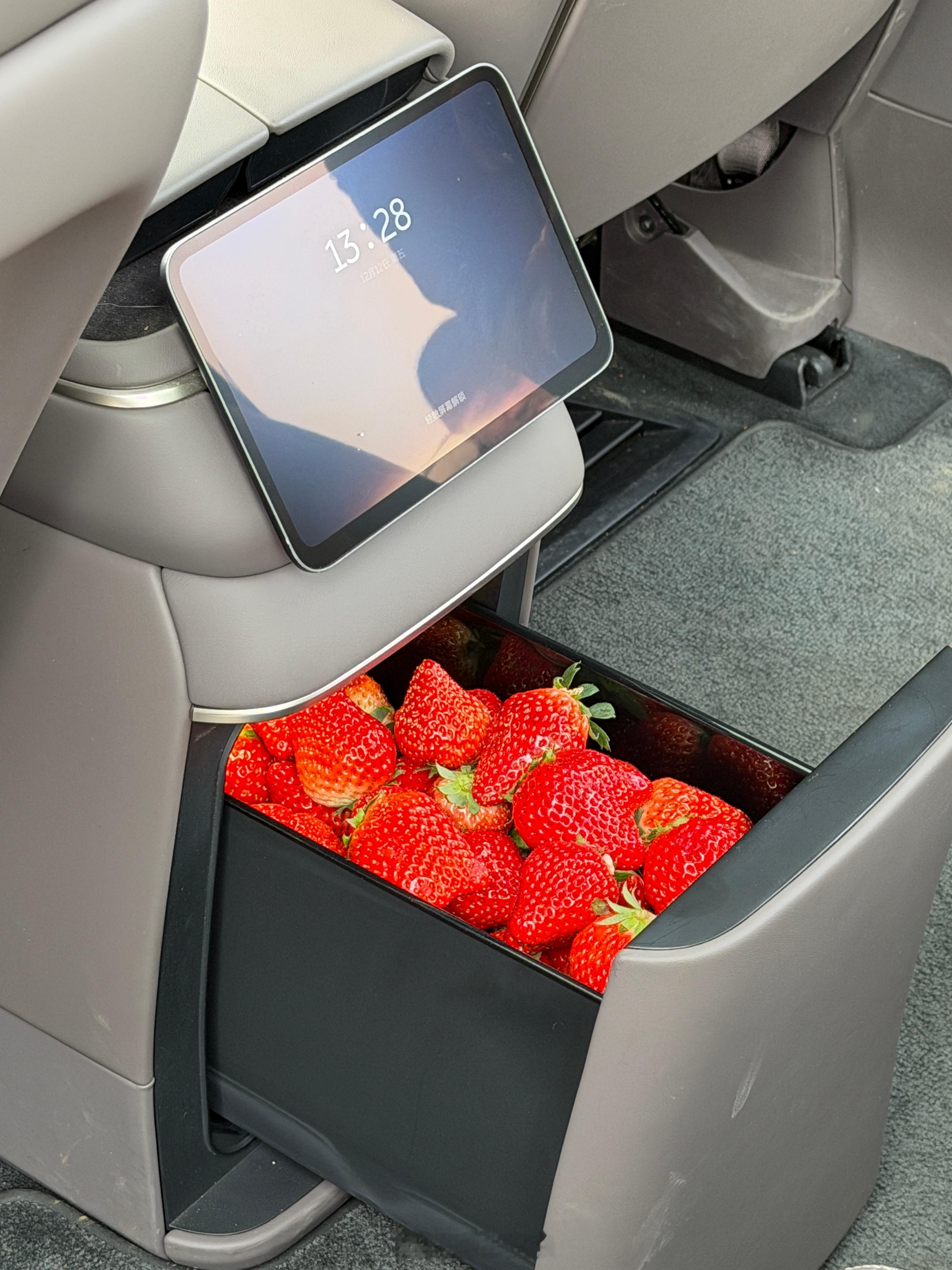 今天开蔚来ES8摘了满满一筐丹东99草莓，先放冰箱里随手拍两张，晚点等我发相机拍